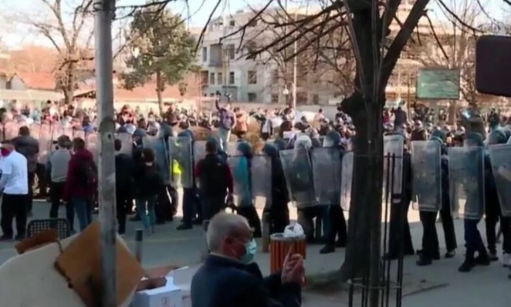 Μεγάλες διαδηλώσεις στα Σκόπια σήμερα από εκατοντάδες Αλβανούς-Εθνοτική κόντρα με τους Σκοπιανούς